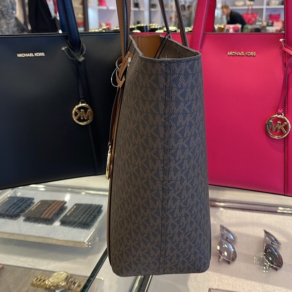 MICHAEL KORS
Pratt Large Signature Logo Tote Shoulder Bag
COLOR BROWN
NWT - Picture 5 of 16